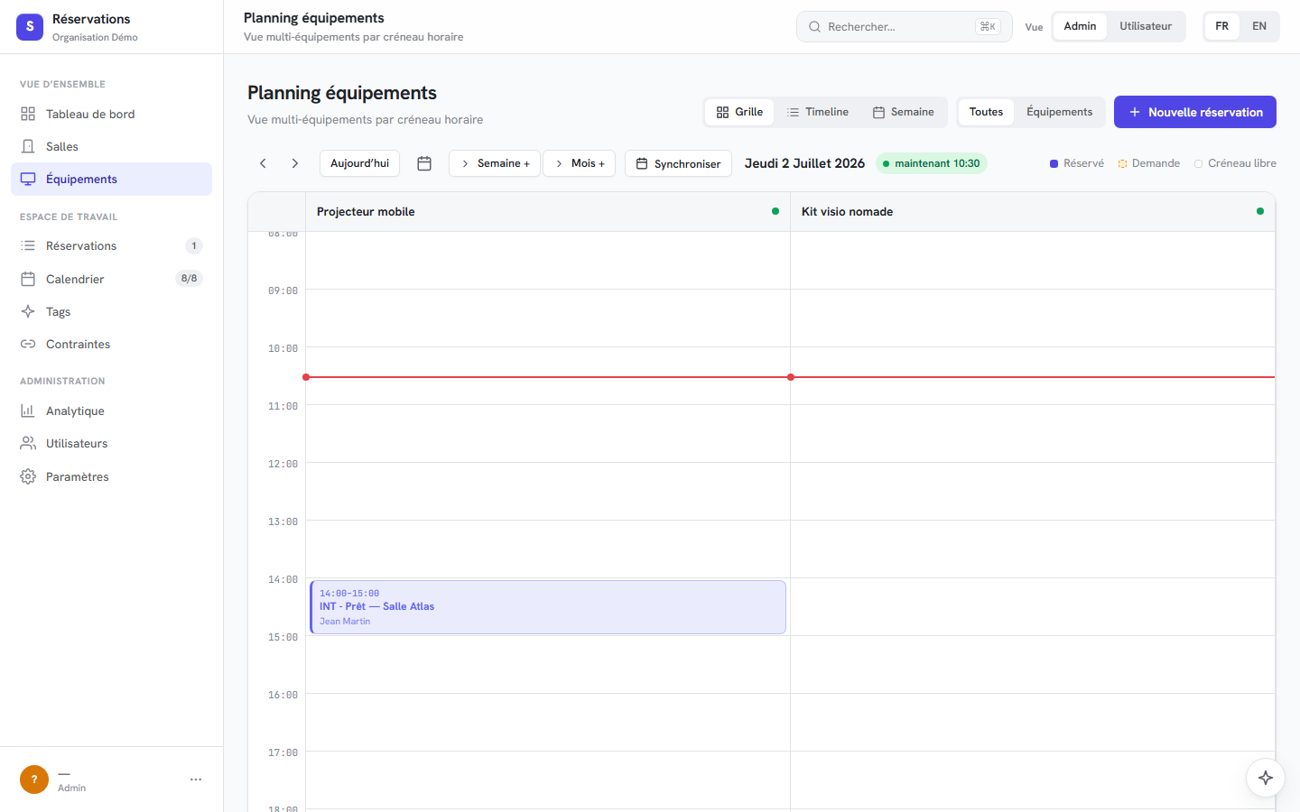 Vue planning des équipements de Room Flow : une colonne par équipement partagé (projecteur mobile, kit visio nomade) avec leurs créneaux de réservation de la journée.